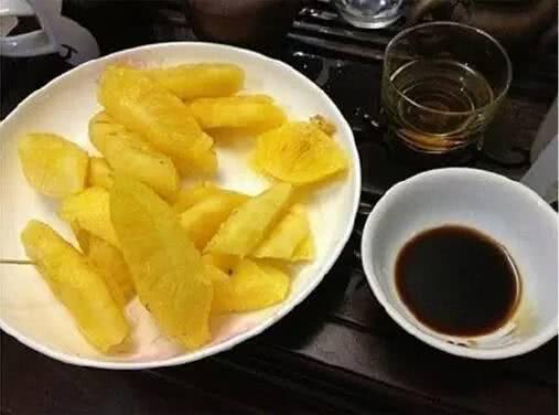 荔枝蘸酱油，福州小夫妻吵翻天！吃水果，这还不是最奇葩的……