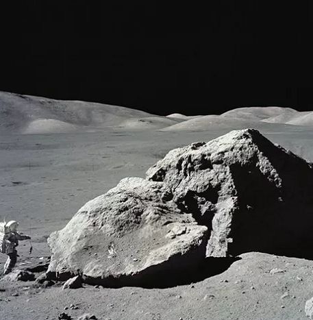 月面上特别荒凉，人类去月球上做什么？