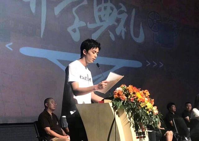 吴磊在北京电影学院代表新生发言，网友：这么阳光帅气一定是校草