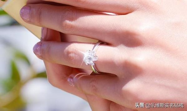 结婚戒指戴哪个手指，不同手指戴戒指的含义