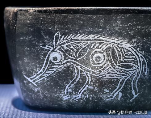 考古出土的早期十二生肖中，“亥”已与猪配对，文字学解释不一样