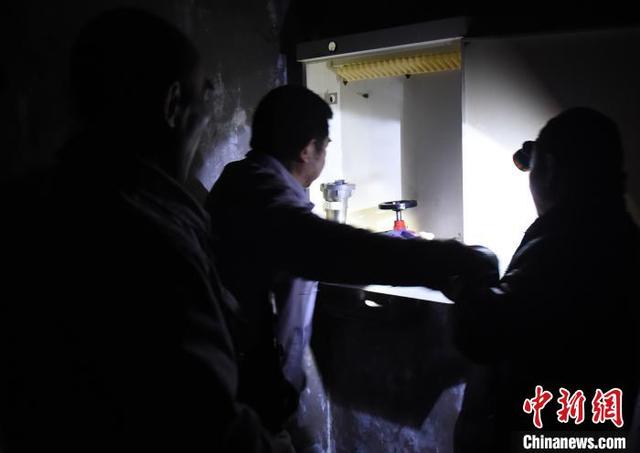 重庆居民楼火灾：燃烧4小时 热心人挨家敲门让撤离